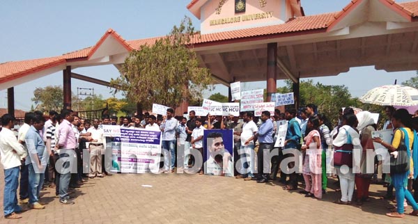 ವೇಮುಲಾ ಹತ್ಯೆಗೆ ಕಾರಣರಾದವರನ್ನು ಬಂಧಿಸಲು ಒತ್ತಾಯಿಸಿ ಮಂಗಳೂರು ವಿಶ್ವವಿದ್ಯಾನಿಲಯದಲ್ಲಿ ಪ್ರತಿಭಟನೆ